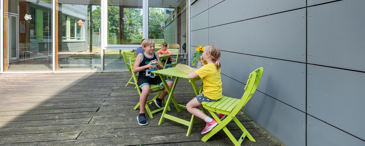 Kinder essen im Innenhof